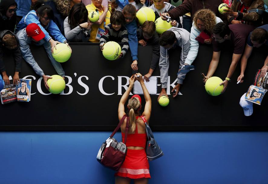 Maria alle prese con gli autografi per i numerosi fan (Reuters)